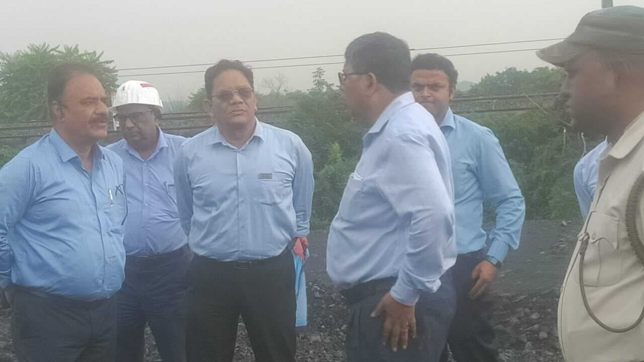 Dhanbad News: सेंट्रलपुल साइडिंग कोल डंप में पत्थर देख डीटी हुए नाराज