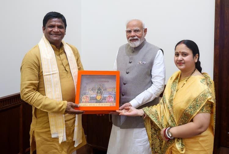 Dhanbad News : सांसद ढुलू ने पत्नी के साथ पीएम मोदी से की भेंट, मांगा एयरपोर्ट