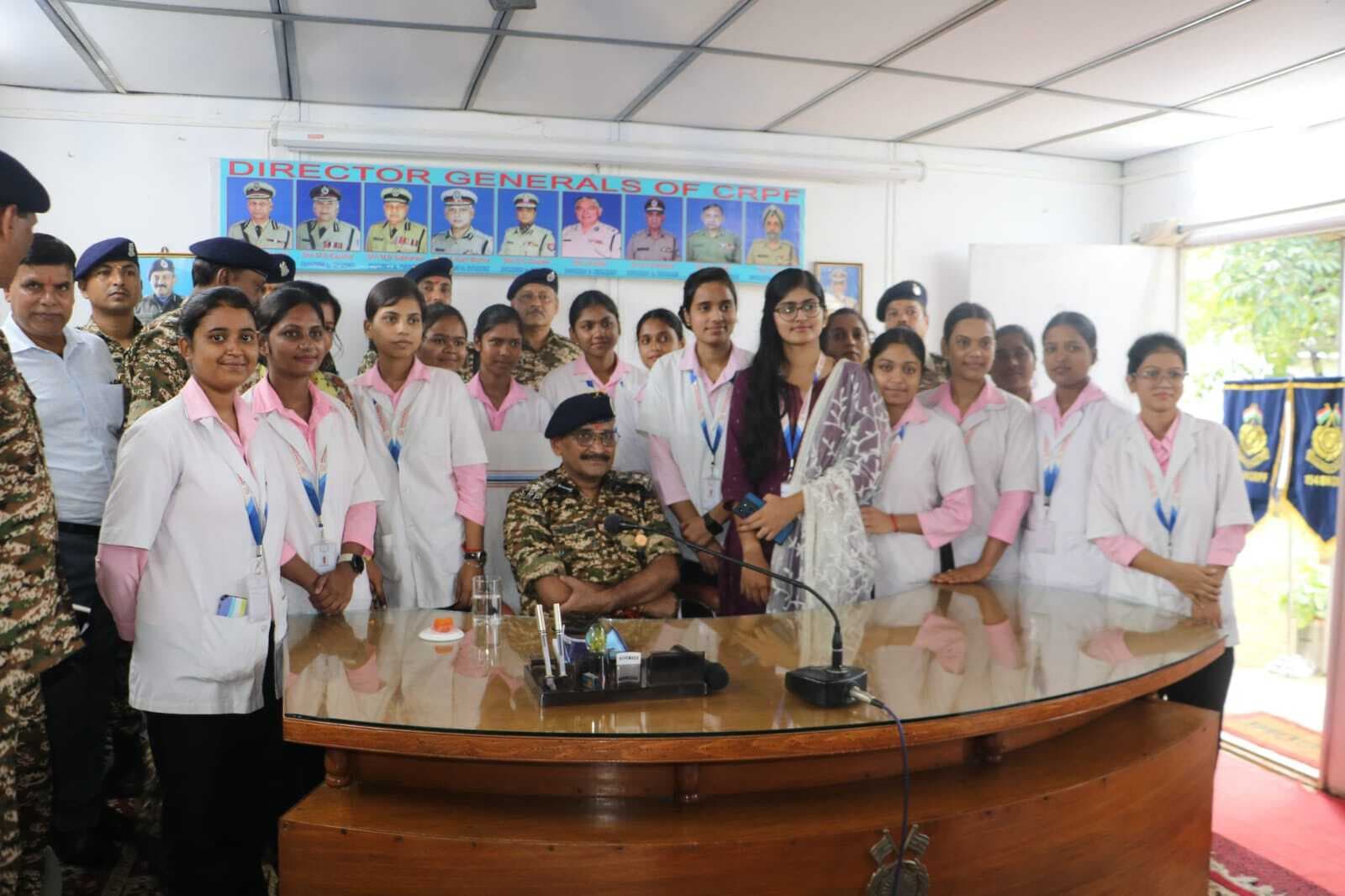 Dhanbad News: नर्सिंग छात्राओं ने सीआरपीएफ जवानों को बांधी राखी