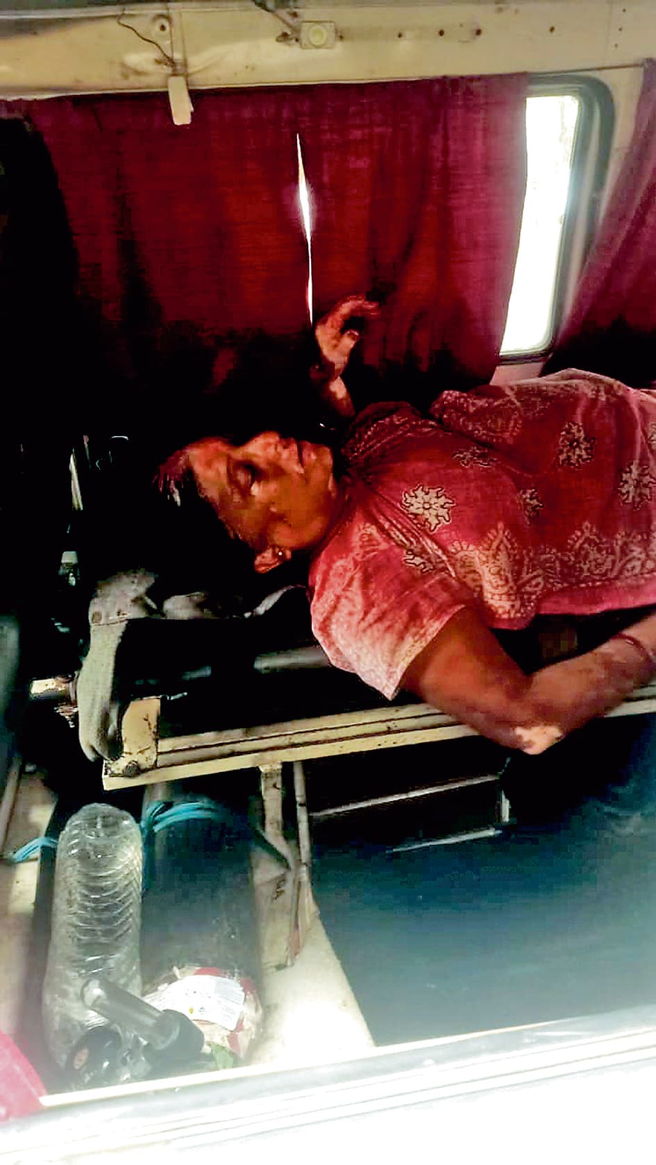 कोलकाता में जर्जर इमारत का हिस्सा गिरा, दो लोग घायल