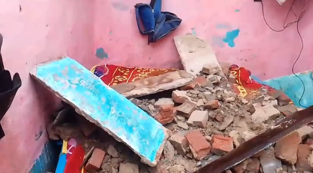 एक ही परिवार के सात लोगों पर गिरी छत, ग्रामीणों ने निकाला बाहर