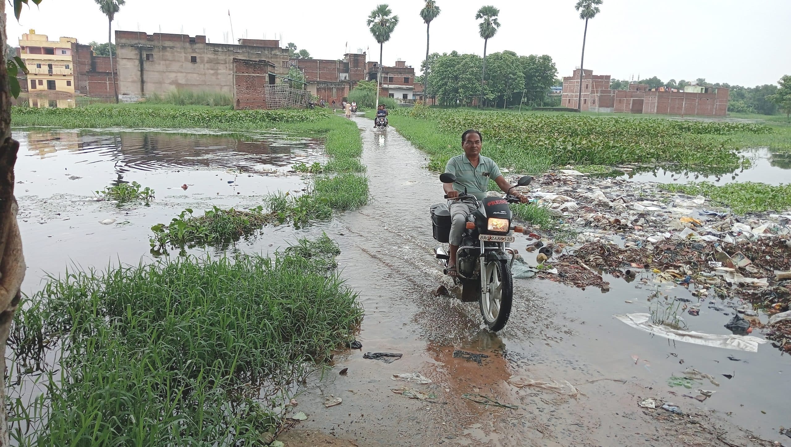 बारिश से सड़क पर चढ़ा पानी, आवागमन में बढ़ी परेशानी