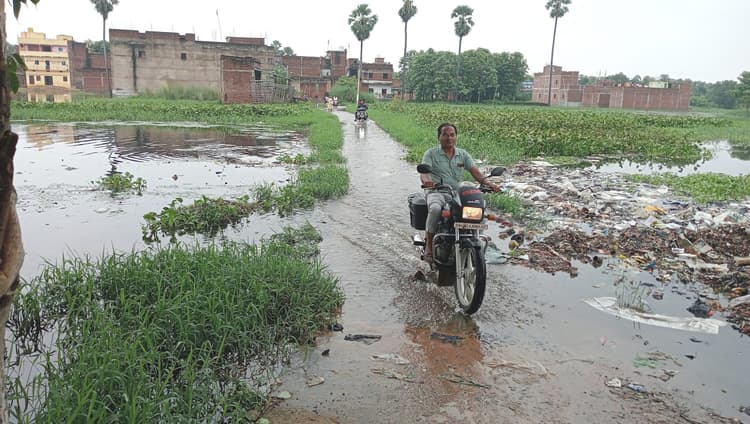 बारिश से सड़क पर चढ़ा पानी, आवागमन में बढ़ी परेशानी