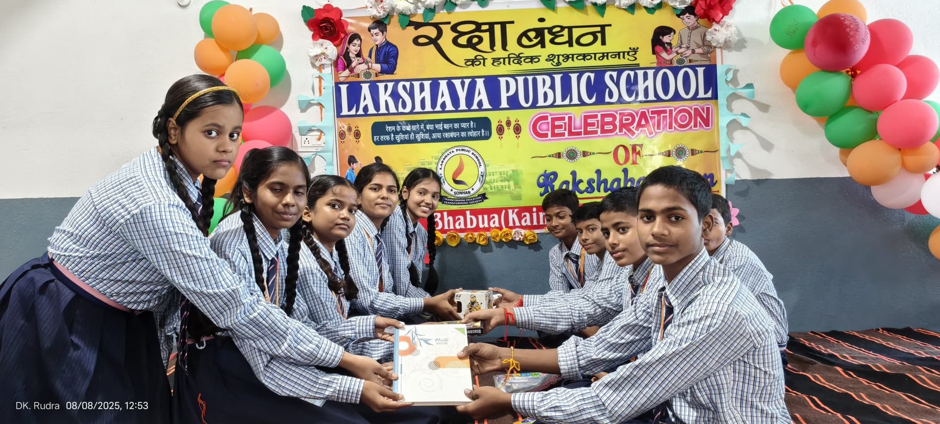 छात्राओं ने वृक्षों व छात्रों को राखी बांधकर लिया सुरक्षा का संकल्प