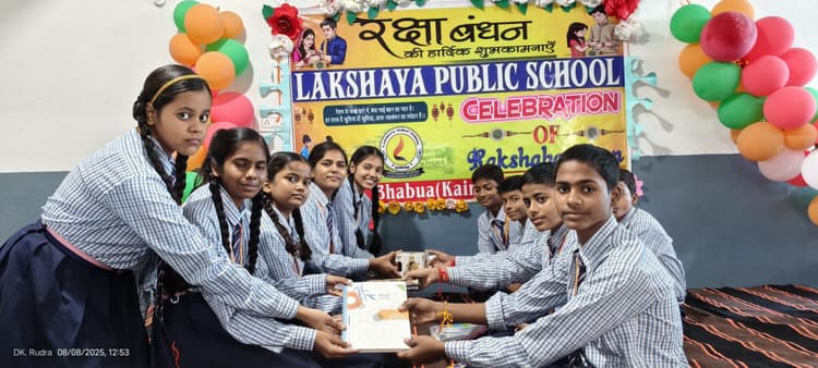 छात्राओं ने वृक्षों व छात्रों को राखी बांधकर लिया सुरक्षा का संकल्प