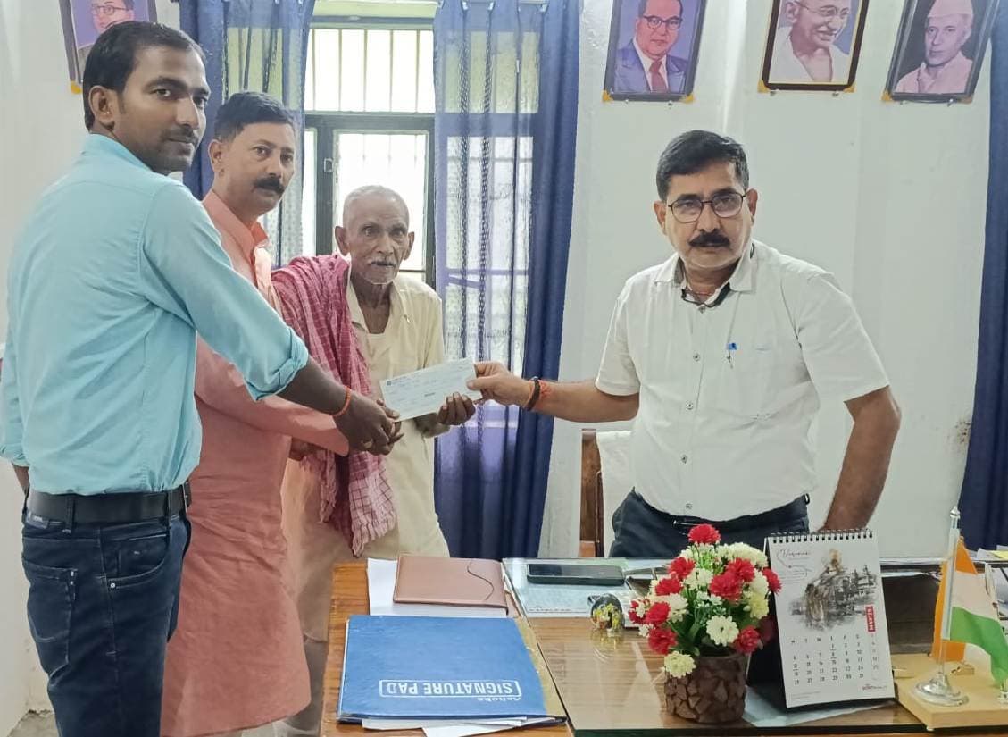 Saran News : शाहनेवाजपुर के दो अग्निपीड़ितों को मिला मुआवजा, सीओ ने सौंपा सहायता राशि का चेक