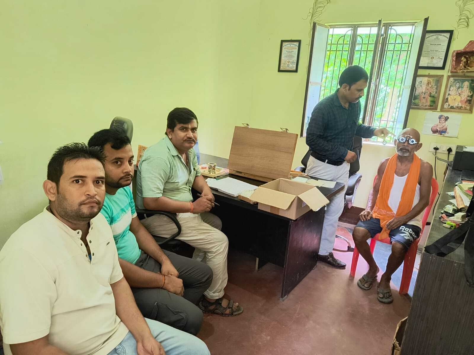 Saran News : निशुल्क नेत्र जांच शिविर में 50 लोगों का किया गया इलाज