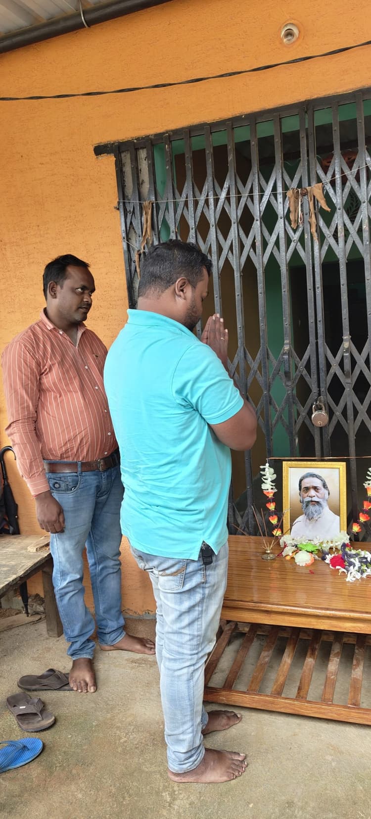 कांग्रेस कार्यकर्ताओं ने गुरुजी को दी श्रद्धांजलि