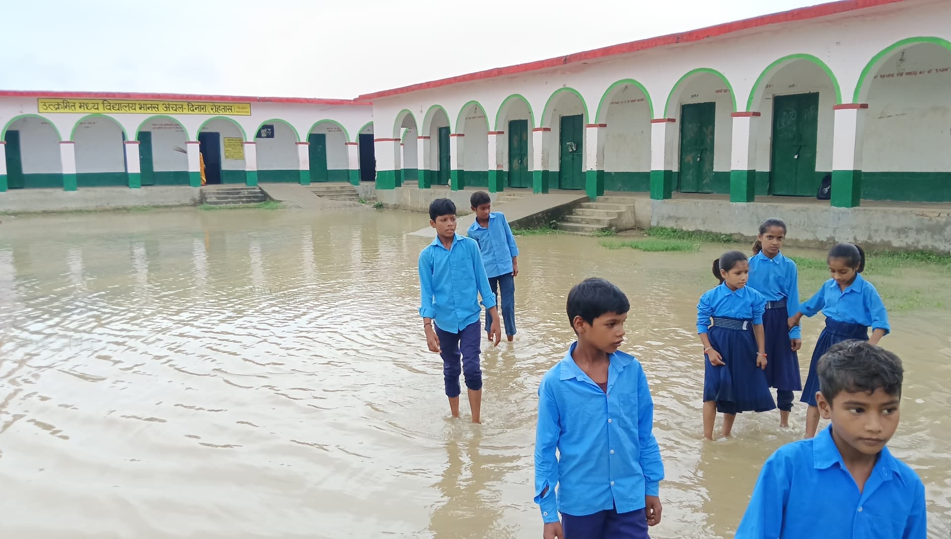 भानस के उत्क्रमित मध्य विद्यालय के परिसर में घुसा बाढ़ का पानी