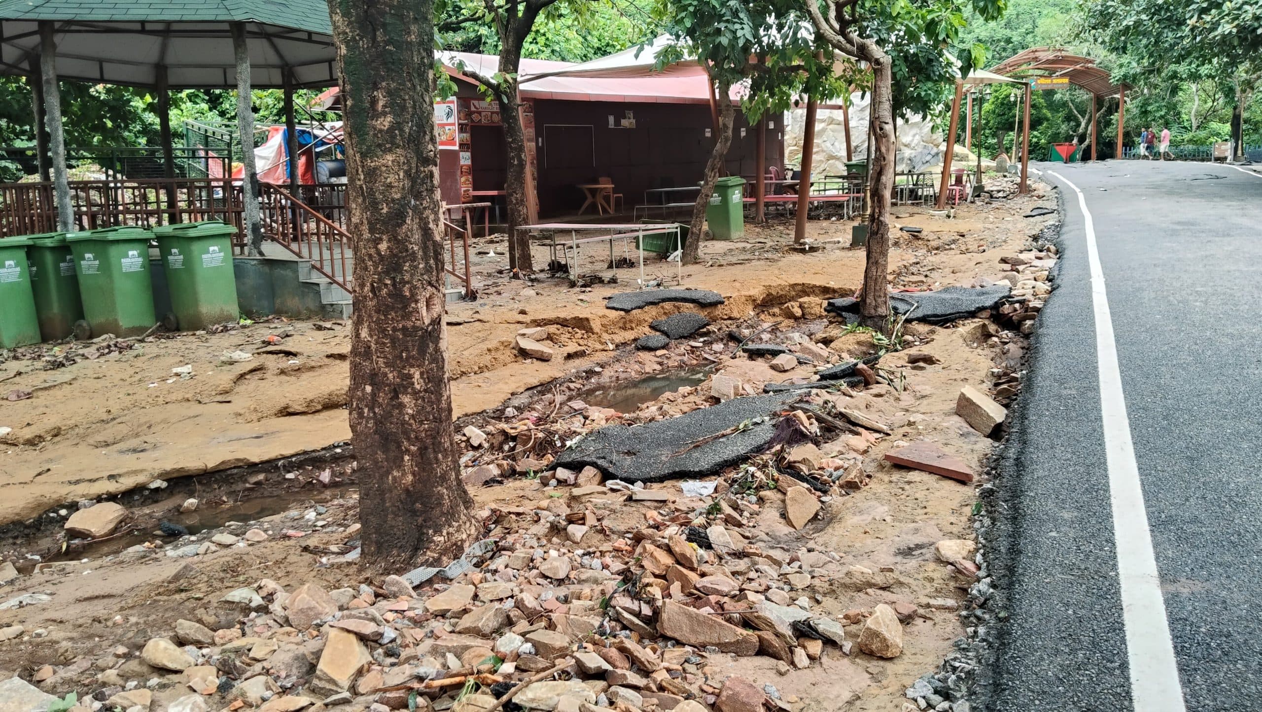 ककोलत जलप्रपात में अचानक आयी बाढ़ से मची तबाही