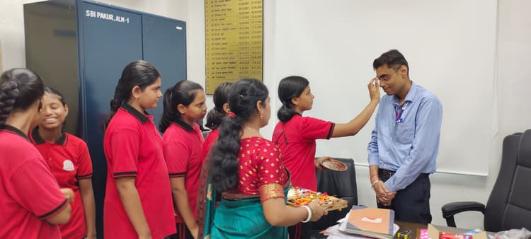 डीएवी की छात्राओं ने शुरू किया एक राखी सामाजिक योद्धाओं के नाम अभियान