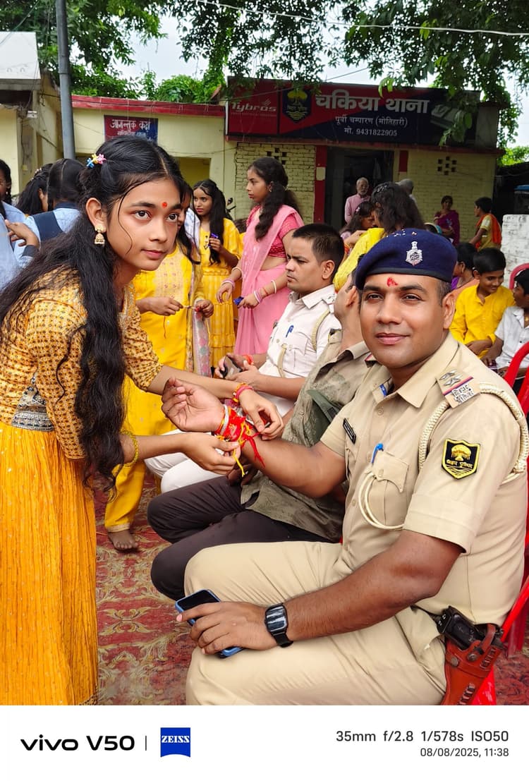 Motihari : छात्राओं ने जवानों व पुलिसकर्मियों को बांधी राखियां