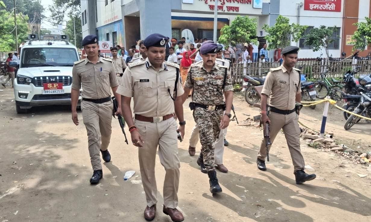 Saran News : पुलिस की मुठभेड़ में दो अपराधियों के पैर में लगी गोली, पांच गिरफ्तार