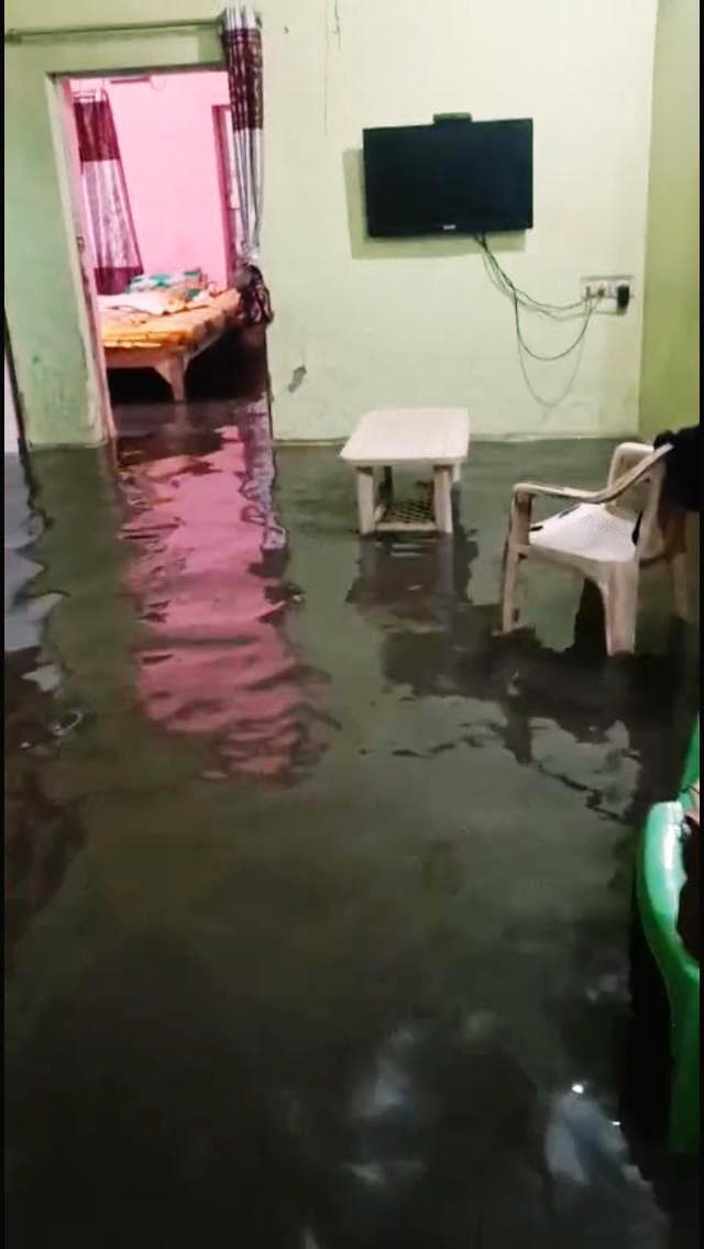 तेज बारिश से खेत लबालब, सड़क जमा हुआ कीचड़