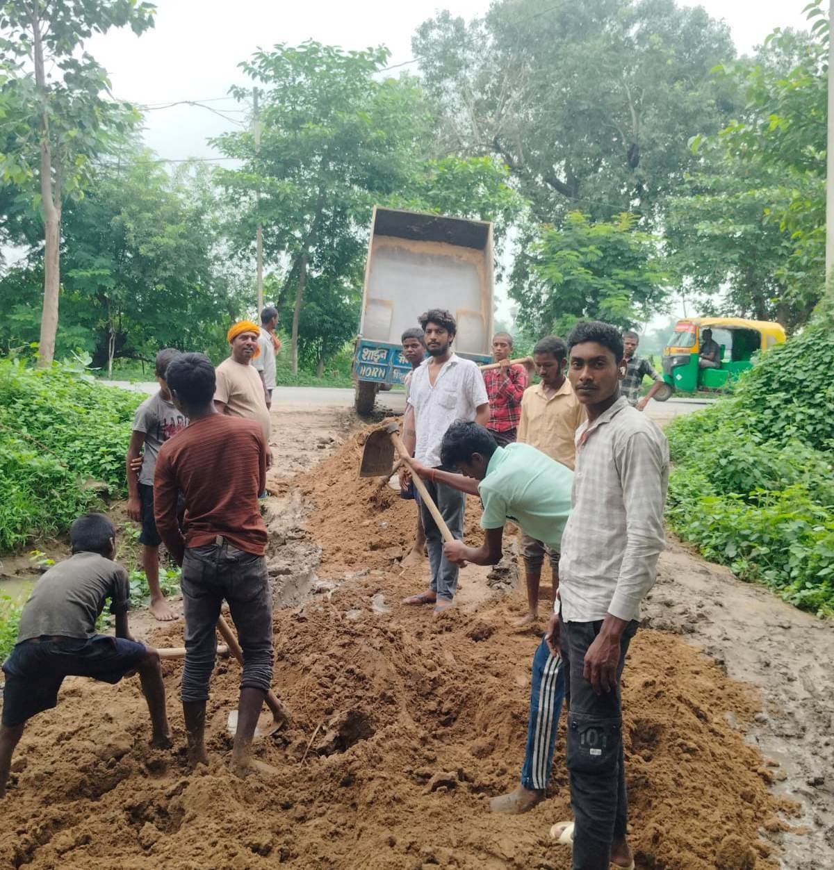 ग्रामीणों ने की अप्रोच पथ की सफाई