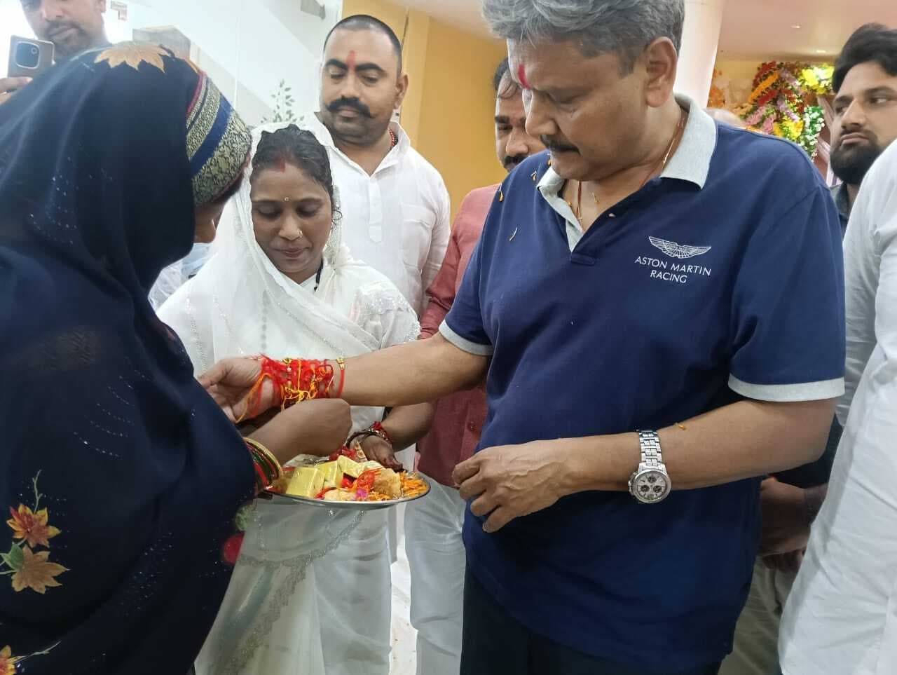 भोरे में शिक्षा मंत्री सुनील कुमार ने किया जनसंवाद, महिलाओं ने बांधी राखी, व्यवसायियों ने रखीं समस्याएं