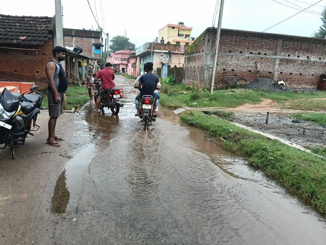 आसनबनी केवटपाड़ा में घरों में पानी घुसने से परेशानी