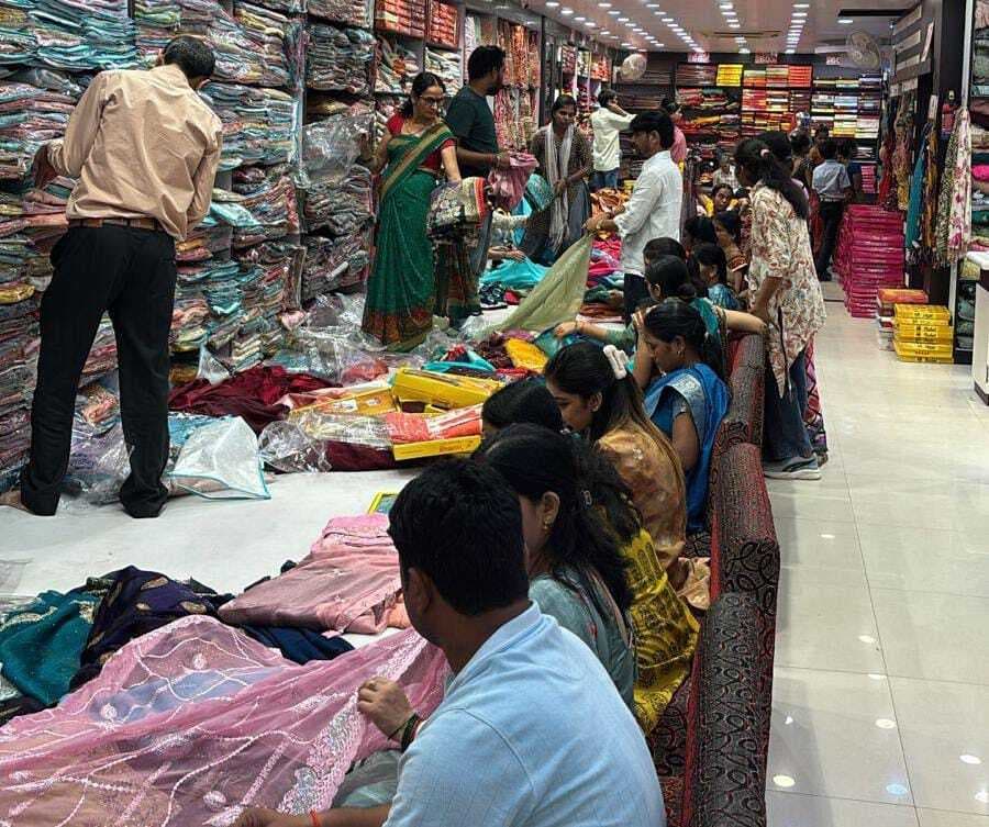 भाइयों की कलाइयों पर सजेगा स्नेह का डोर