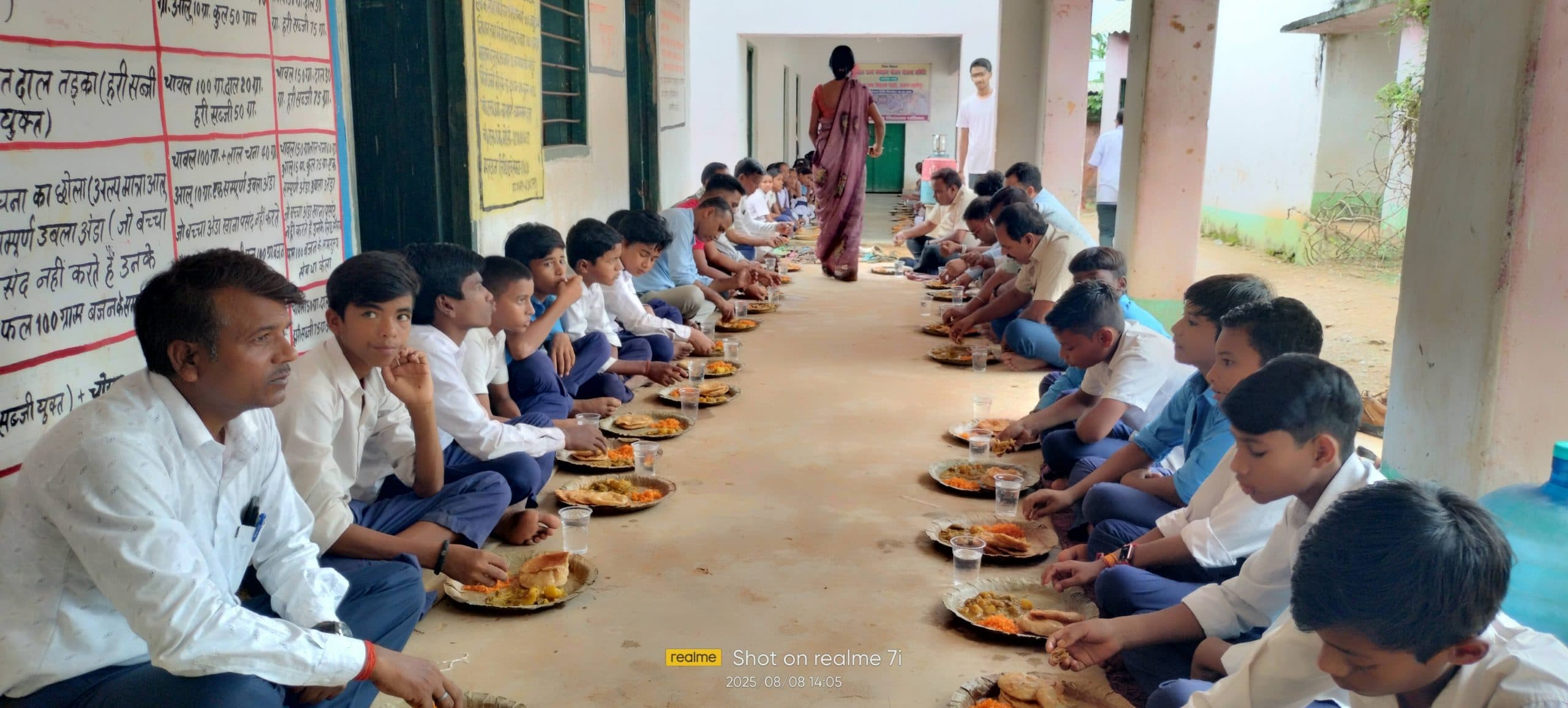 स्कूली बच्चों ने स्वादिष्ट व पौष्टिक भोजन का लिया स्वाद