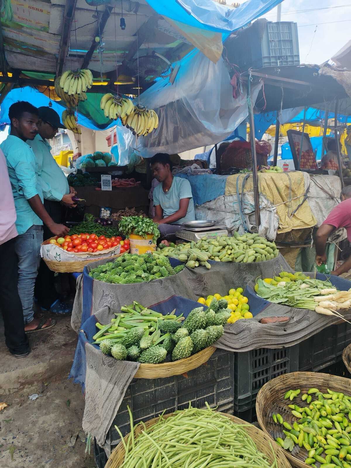 टमाटर 80 तो धनिया बिक रहा 400 रुपये किलो