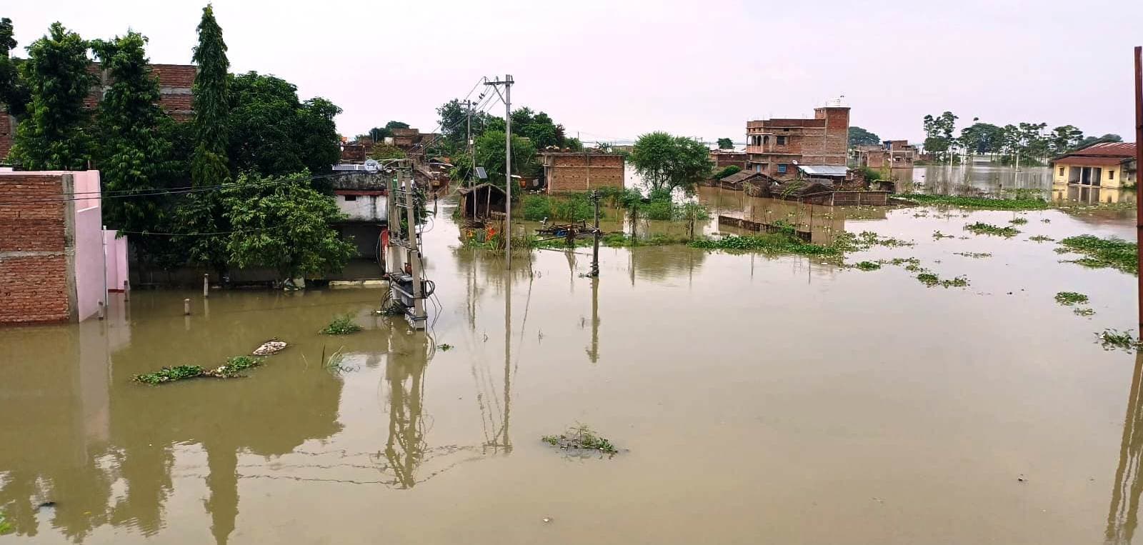 गंगा हुई बेकाबू, बिगड़े हालात, घर छोड़ कर भाग रहे लोग