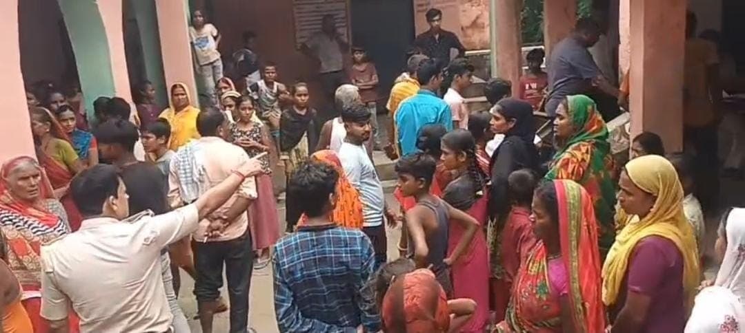 Motihari : विद्यालय परिसर में बिजली के करेंट से बालक की मौत, हंगामा