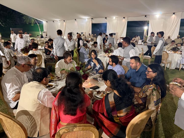 Political news : इंडिया गठबंधन की डिनर मीटिंग में शामिल हुईं महुआ माजी, चुनाव आयोग मार्च 11 को