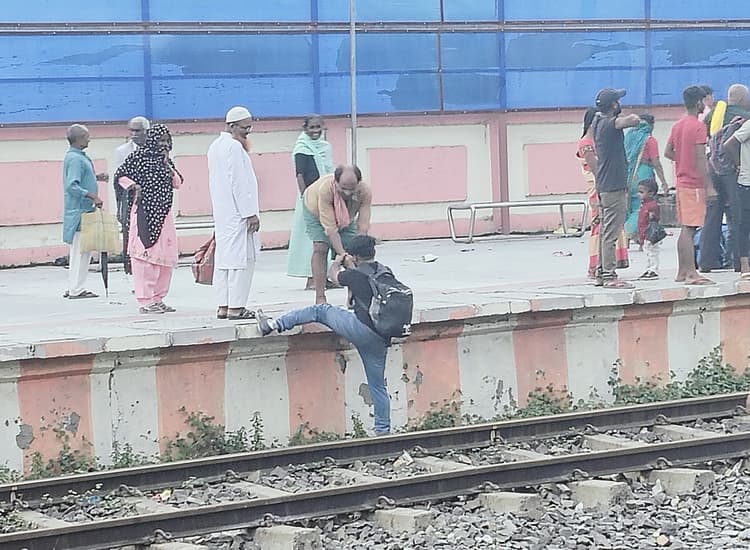 मधेपुरा स्टेशन पर यात्रियों की जान से खिलवाड़, ओवरब्रिज छोड़ ट्रैक पार कर रहे लोग