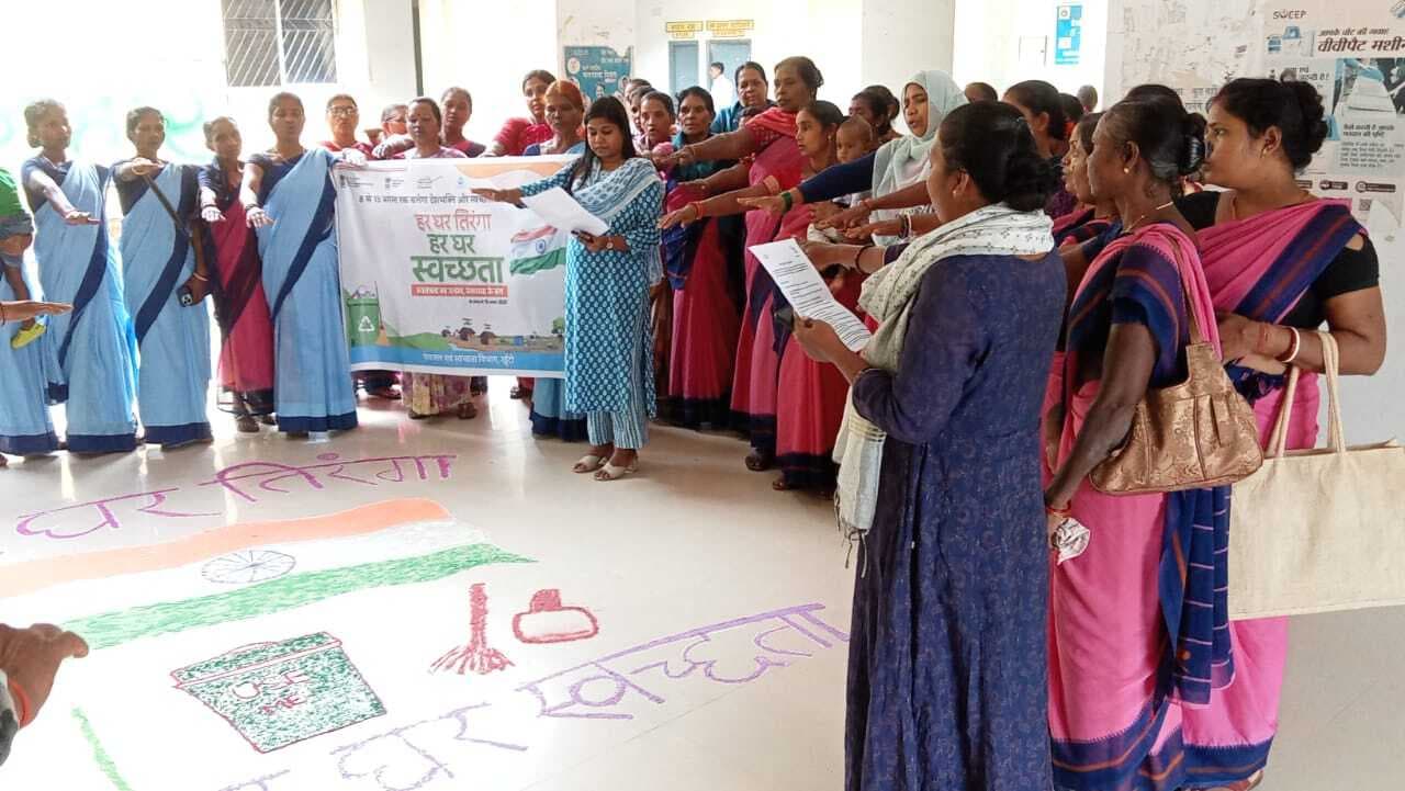 गांव व मोहल्ले की साफ-सफाई में सहयोग करें ग्रामीण