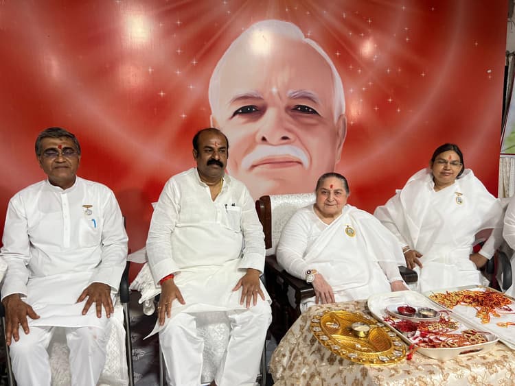 Darbhanga News: आज का मानव दुःखी और अशांत, एक-दूसरे को परोस रहा नकारात्मक चीज