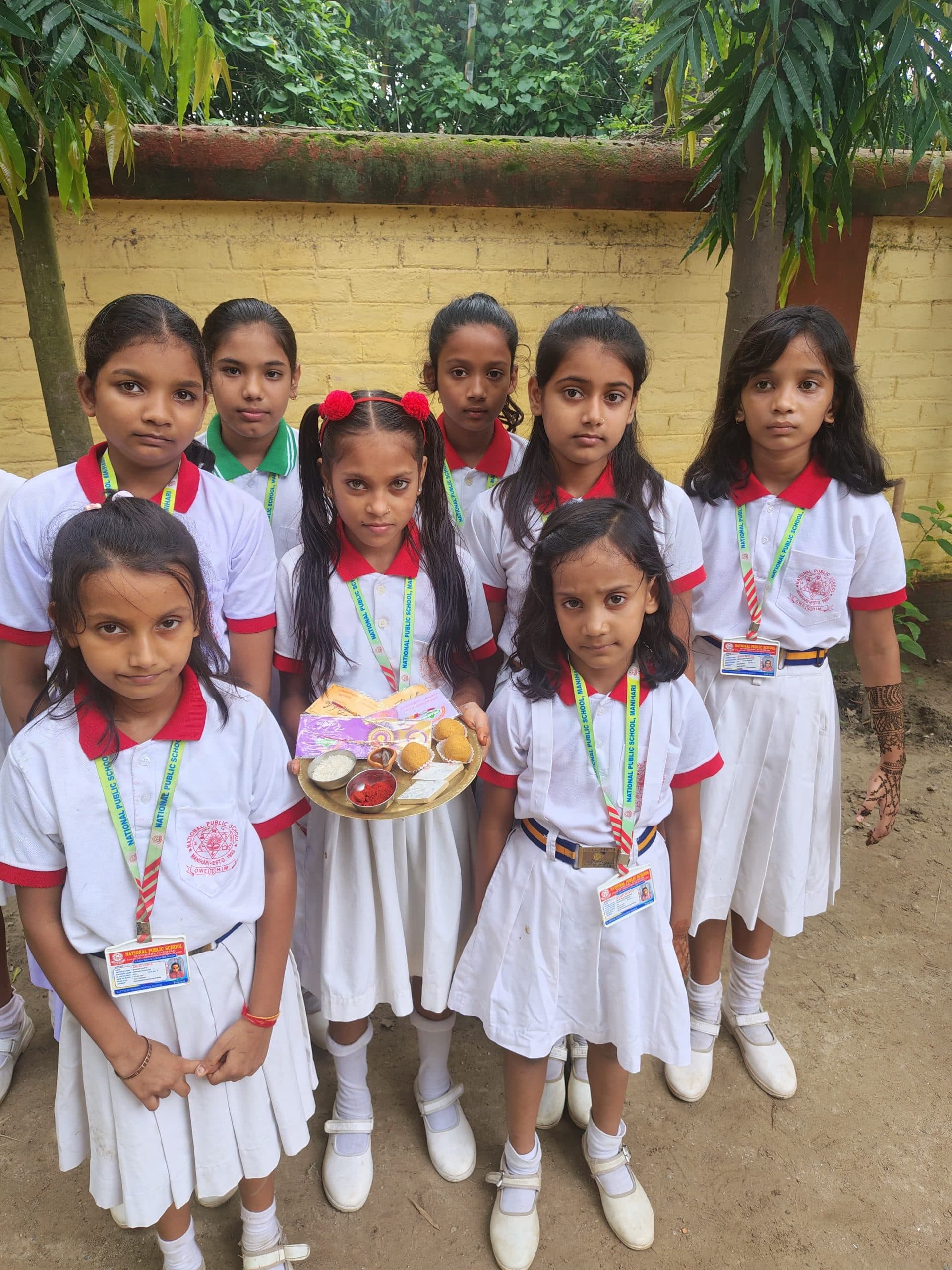 नेशनल पब्लिक स्कूल में बच्चों ने पेड़ को बांधी राखी