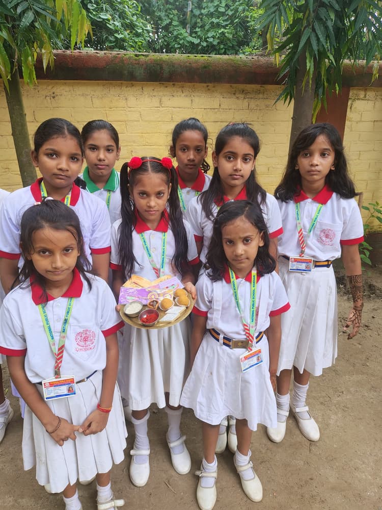 नेशनल पब्लिक स्कूल में बच्चों ने पेड़ को बांधी राखी