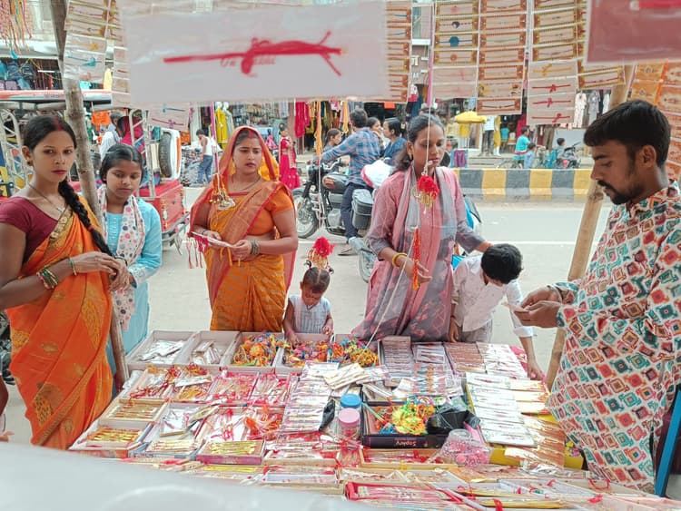 रक्षाबंधन आज, राखियों की खुशबू से महका बाजार