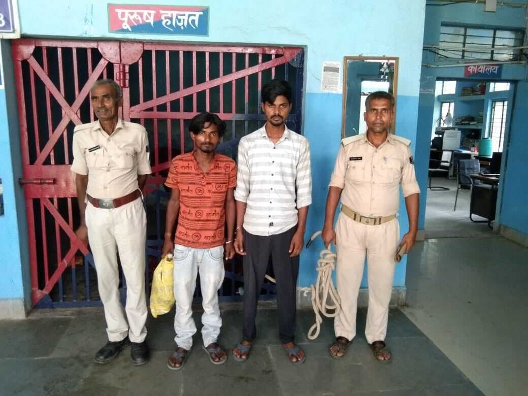 चोरी के सामान के साथ दो चोर पकड़ाया, ऑटो जब्त