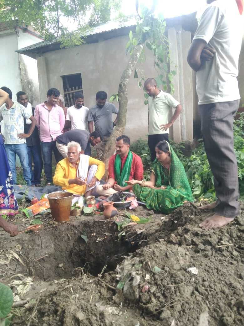 मुखिया ने बाबा खेदन महाराज स्थान की घेराबंदी का किया शिलान्यास