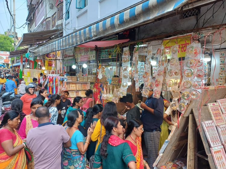 रक्षाबंधन की धूम: मुजफ्फरपुर में देर रात तक बाजारों में रौनक, 12 करोड़ का कारोबार