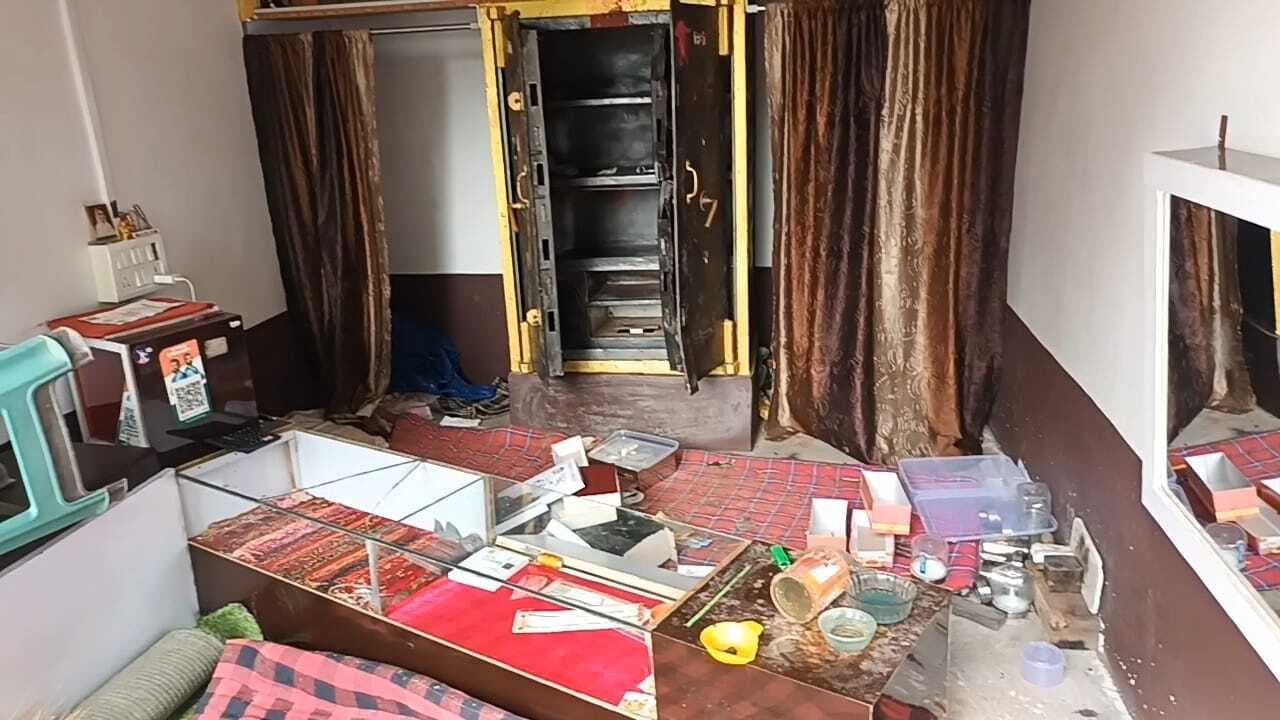 हिसुआ सेराज नगर में तीन जेवर दुकानों में चोरी