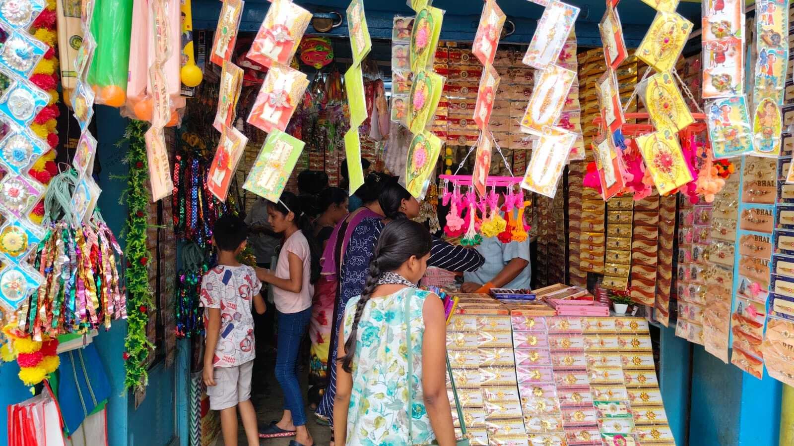 धार्मिक व डिजिटल राखी की जमकर हुई खरीदारी