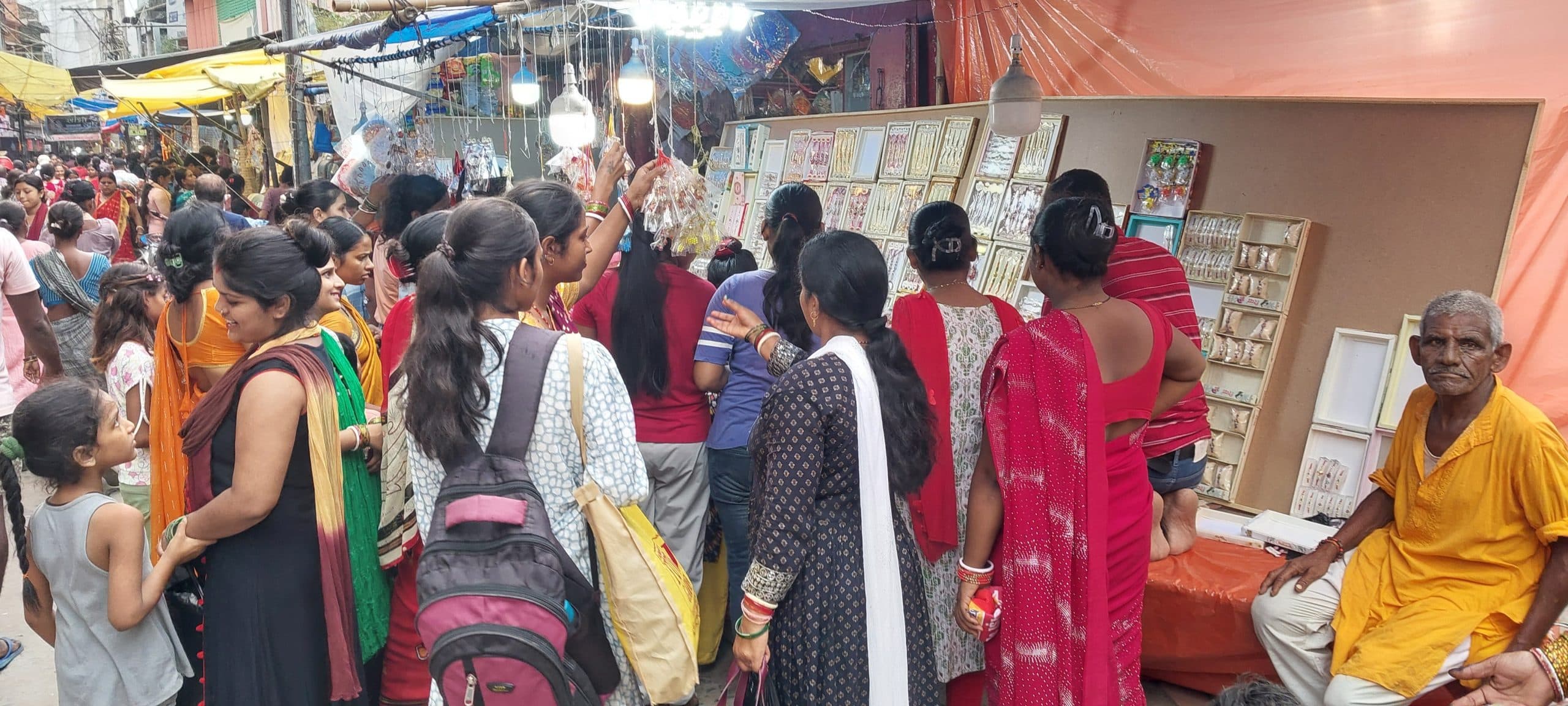 रक्षाबंधन पर राखी व मिठाइयों की खरीददारी के लिए बाजार में उमड़ी भीड़