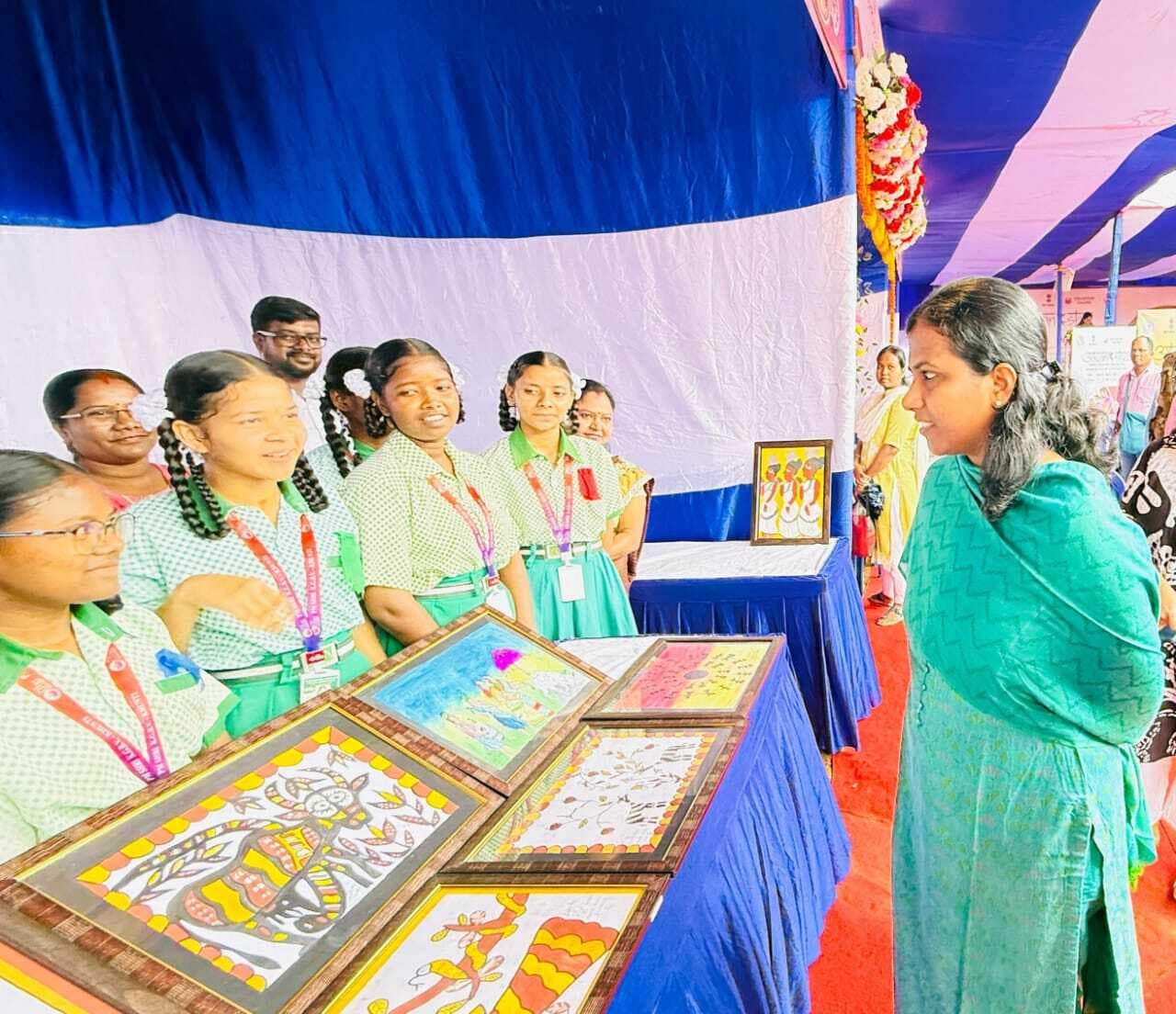 हाट का संचालन और व्यवस्था को बेहतर बनायें : डीसी