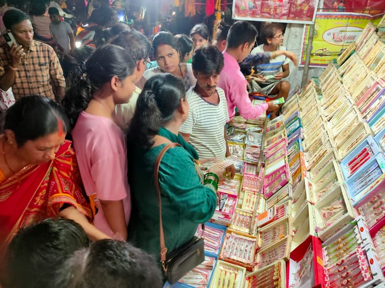 hajipur news. रक्षाबंधन आज, प्यार की डोर से सजेगी भाइयों की कलाई