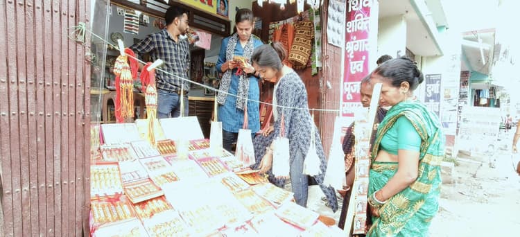 रक्षाबंधन पर बाजार में रौनक, राखियों व गिफ्ट आइटमों की बढ़ी मांग