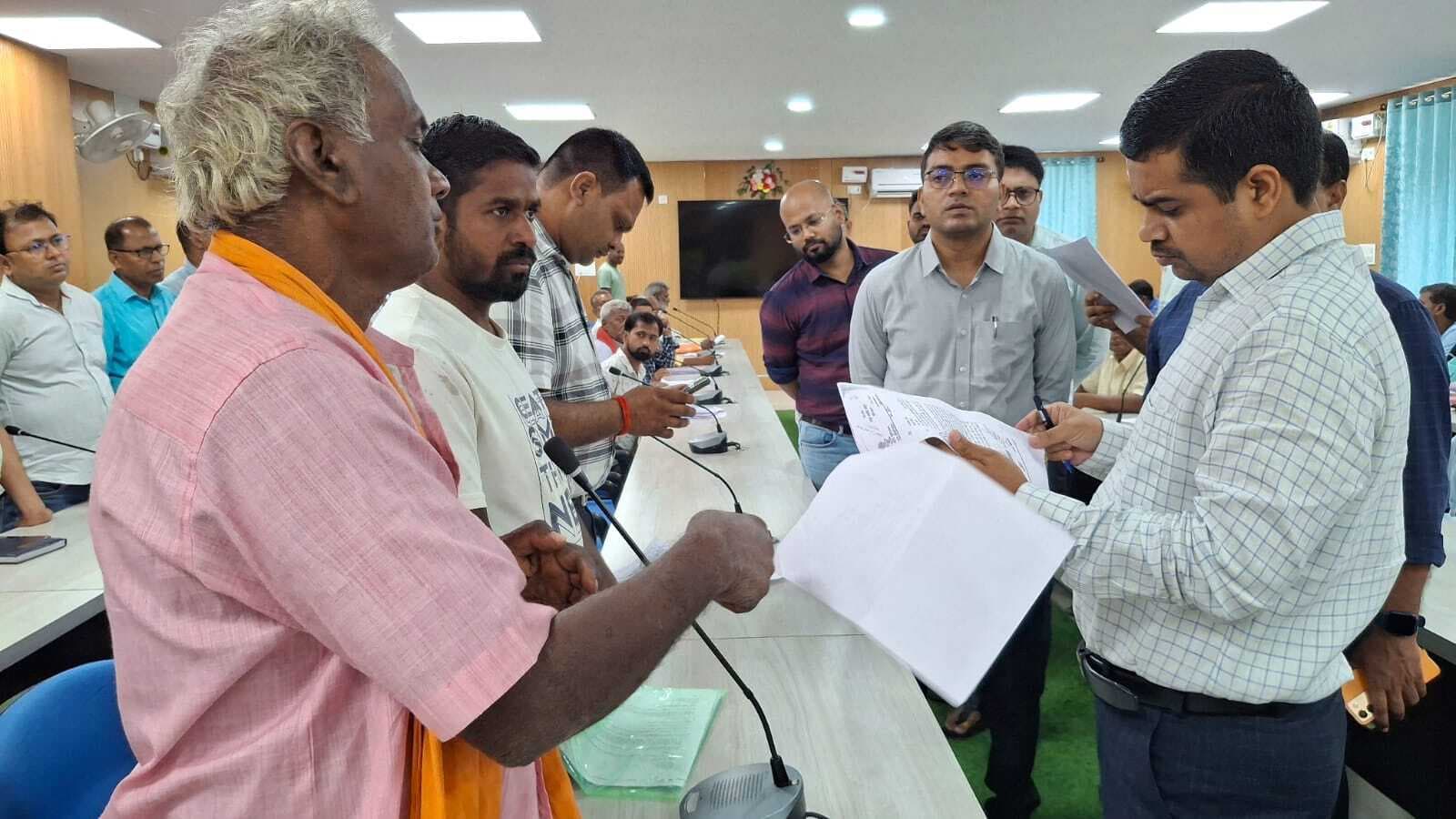 जिला जनता दरबार में 44 आवेदन, डीएम ने दिए त्वरित कार्रवाई के निर्देश