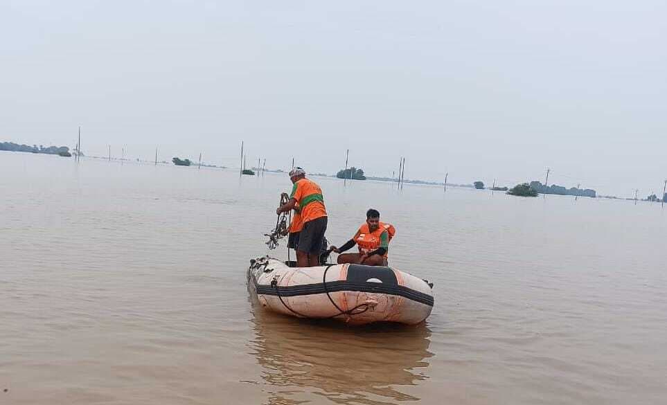 hajipur news. भाई को राखी बांधने आयी बहन बाढ़ के पानी में डूबी, खोज जारी