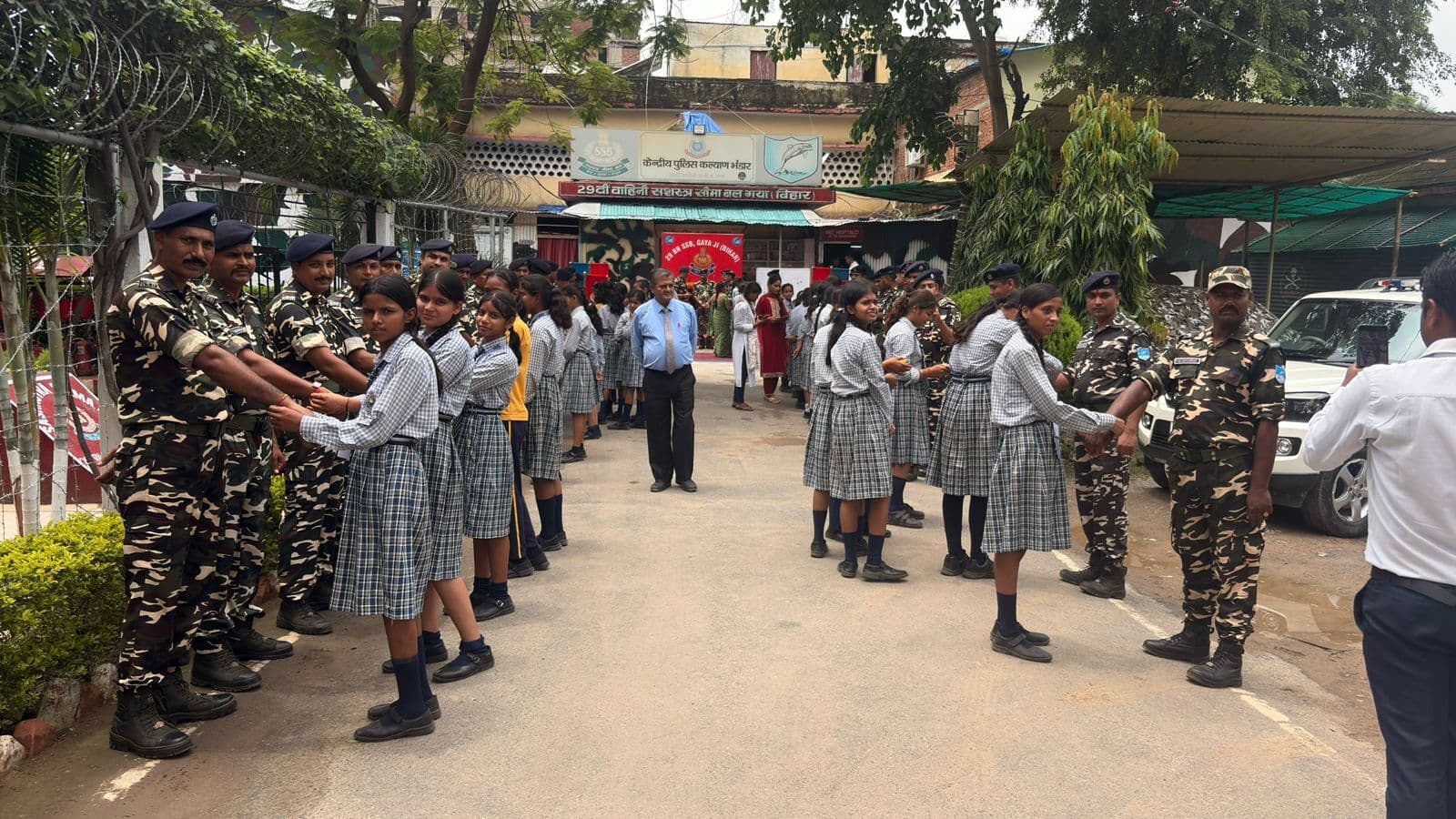 छात्राओं ने जवानों को बांधी राखी