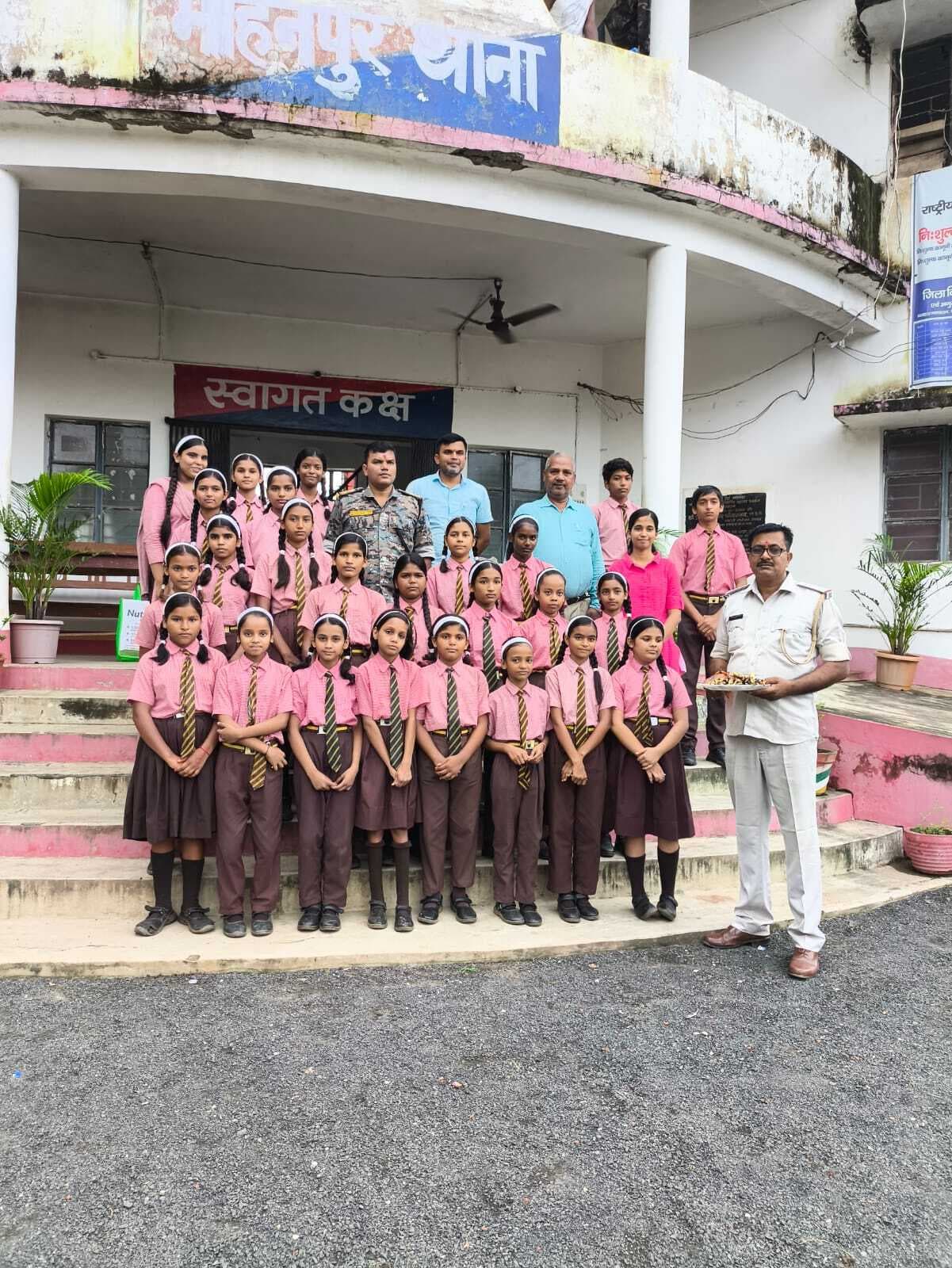 Deoghar News : छात्राओं ने थाना प्रभारी व जवानों को बांधी राखी