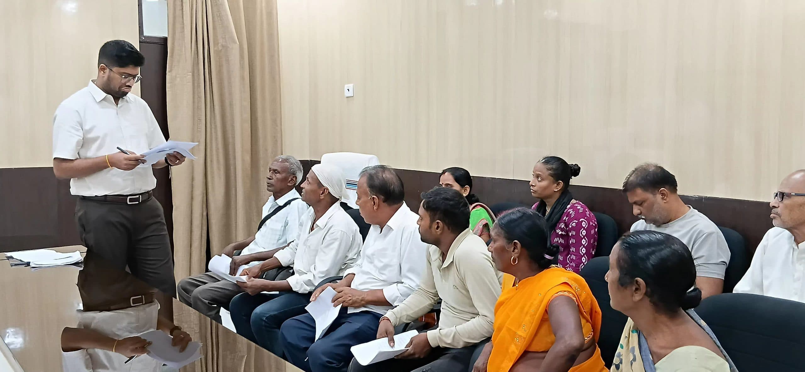 जनता दरबार में डीएम ने लोगों की सुनी फरियाद, कार्रवाई का दिया आश्वासन