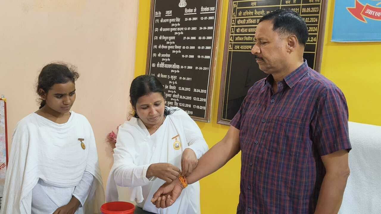 ब्रह्मकुमारी बहनों ने पुलिसकर्मियों व शिक्षकों को बांधी राखी