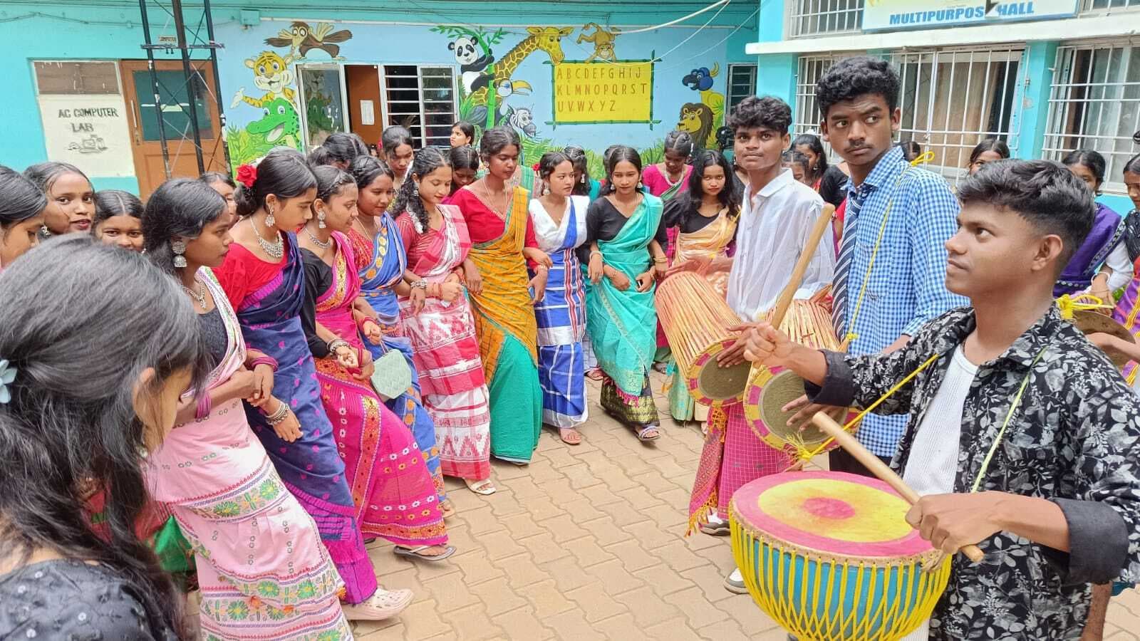 सिदो कान्हू उच्च विद्यालय में मना आदिवासी दिवस