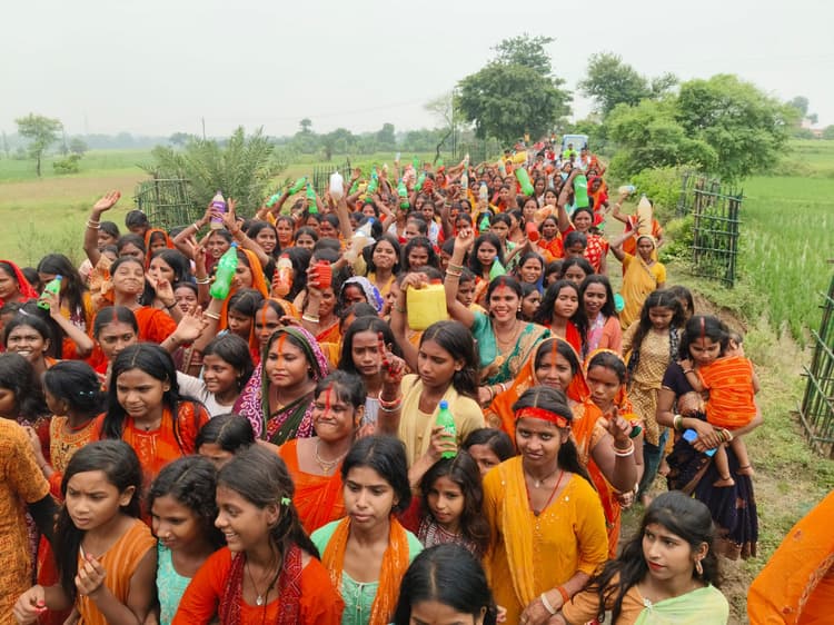 कटघर शिव मंदिर से हजारों भक्तों ने किया जलाभिषेक